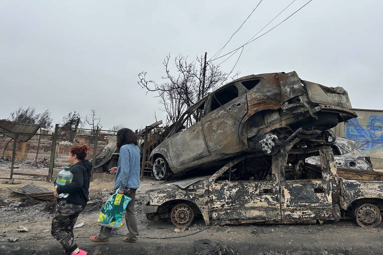 Carros destruídos ficam empilhados após incêndio no bairro Villa Independencia, na cidade de Viña del Mar, no Chile; queimadas que começaram na sexta (2) deixaram mais de 130 mortos