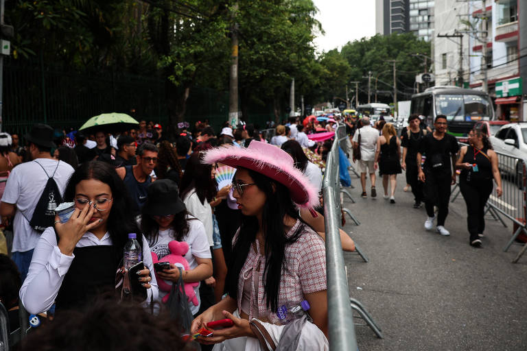 Veja fotos da fila para o show do grupo Twice no Allianz Parque, em São Paulo