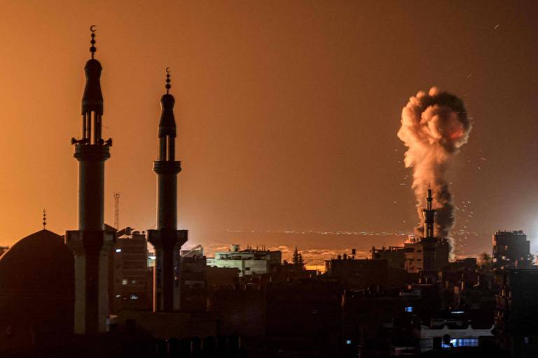 Coluna de fumaça sobe em Rafah, cidade ao sul da Faixa de Gaza, após ataque israelense