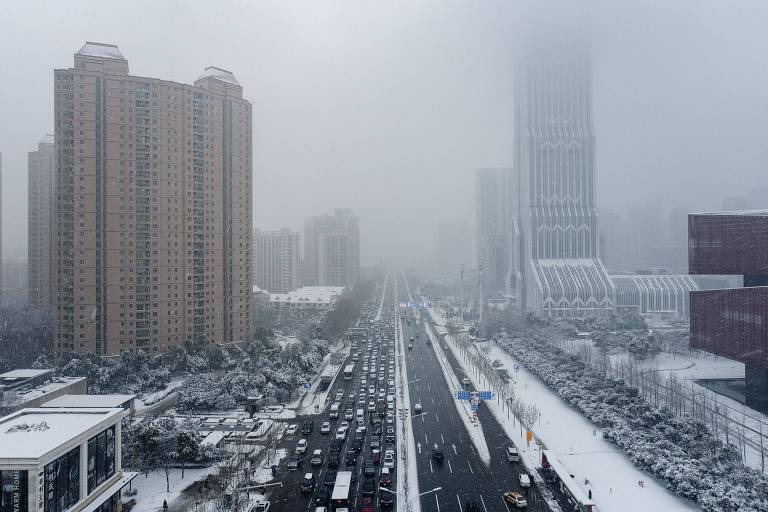 Cidade de Wuhan, na China, coberta de neve