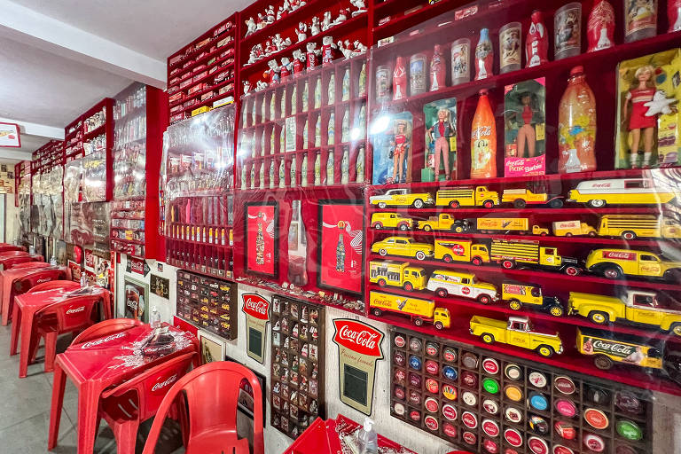 Um restaurante que é um divertido e curioso museu da Coca-Cola