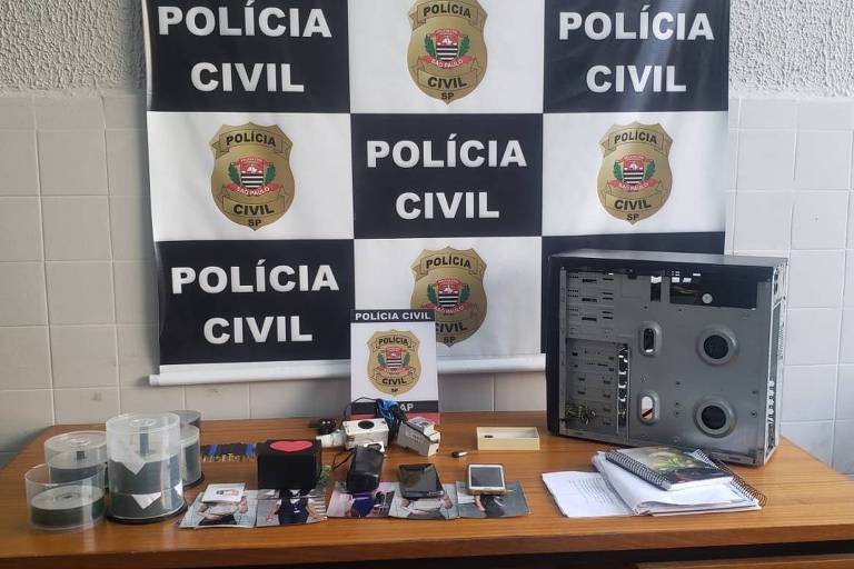 Um computador e vários CDs apreendidos pela polícia na casa do funcionário terceirizado da FGV