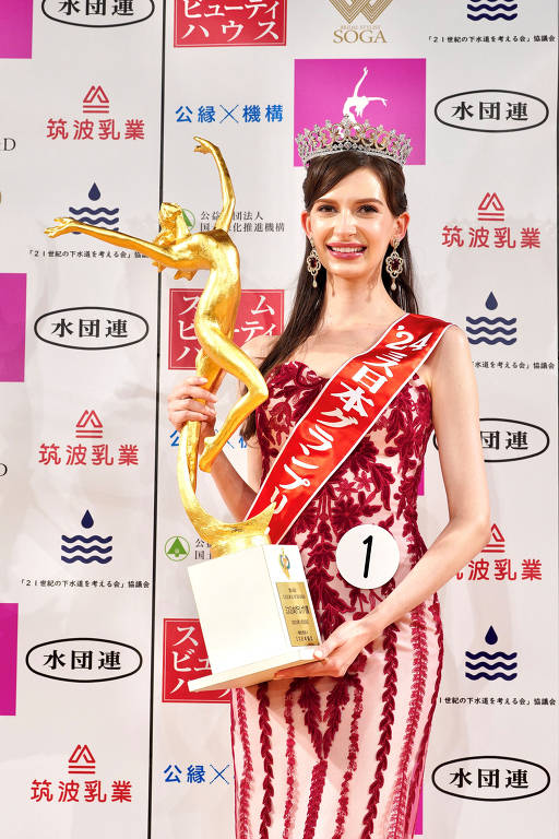 Karolina Shiino posa com troféu após vencer a final do Miss Nippon 2024, no dia 22 de janeiro