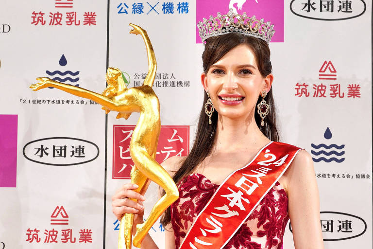 Karolina Shiino, em foto logo após ser coroada Miss Nippon 2024