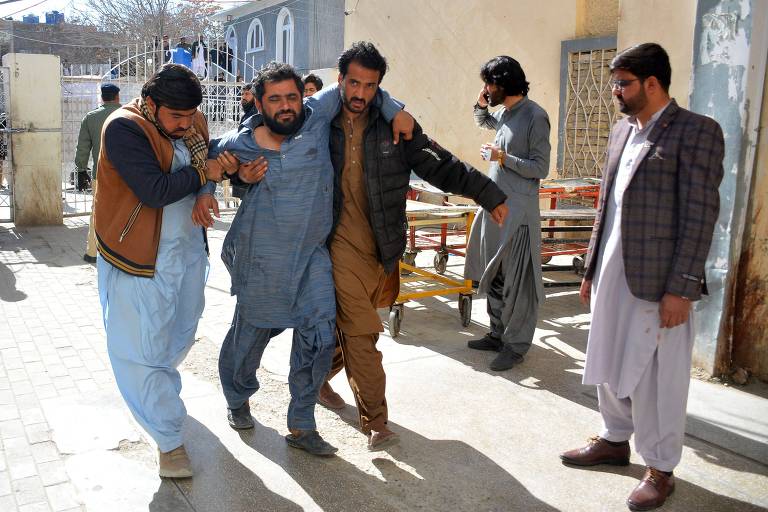 Violência e disputa política marcam eleição no Paquistão