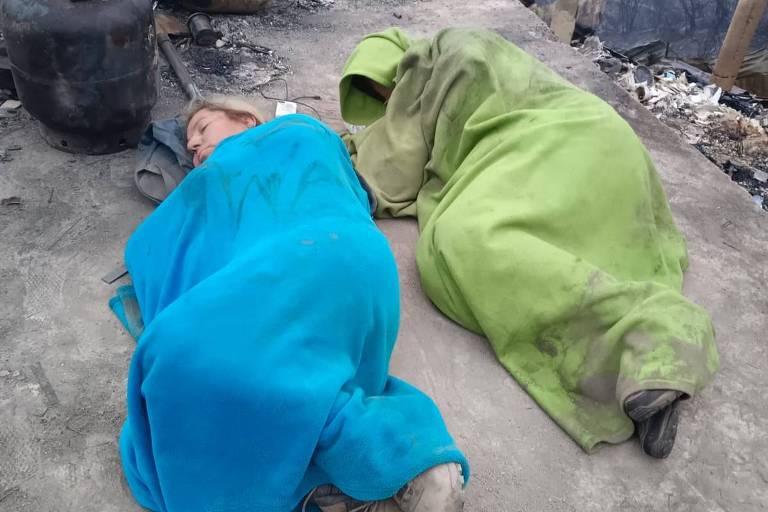 Famílias 'de guarda' dormem ao lado de parentes mortos em incêndios no Chile