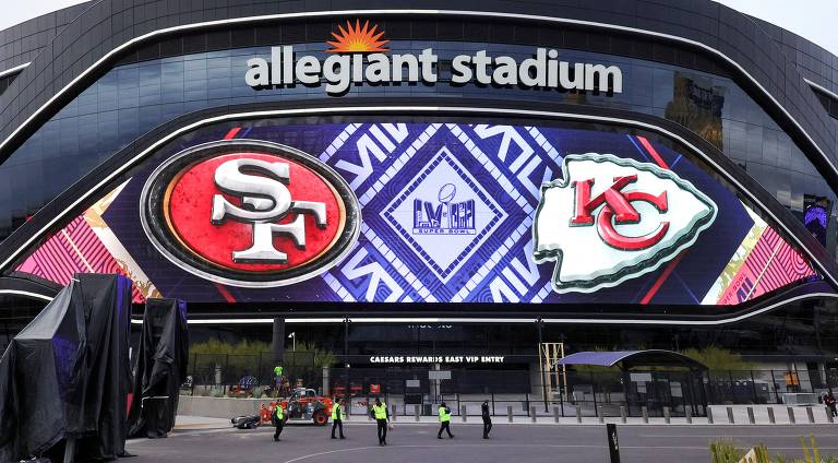 Uma placa de vídeo exibe logotipos do Super Bowl LVIII no Allegiant Stadium  em Las Vegas, Nevada. O jogo será disputado em 11 de fevereiro de 2024, entre Kansas City Chiefs e San Francisco 49ers