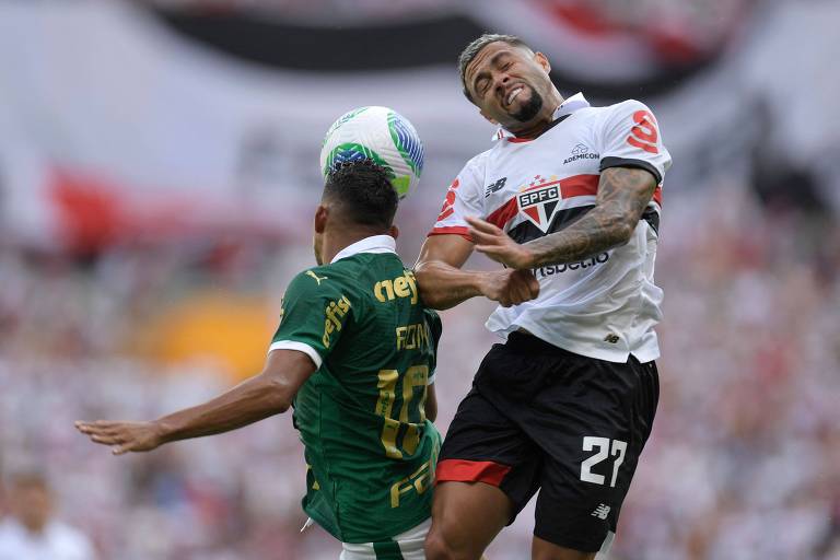 Os atacantes Rony, do Palmeiras, e Wellington Rato, do São Paulo, disputam a bola durante a final da Supercopa do Brasil, no Mineirão, em Belo Horizonte