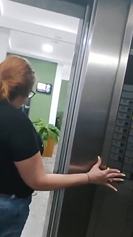 Moradora impede entregador de usar elevador de prédio no Rio de Janeiro