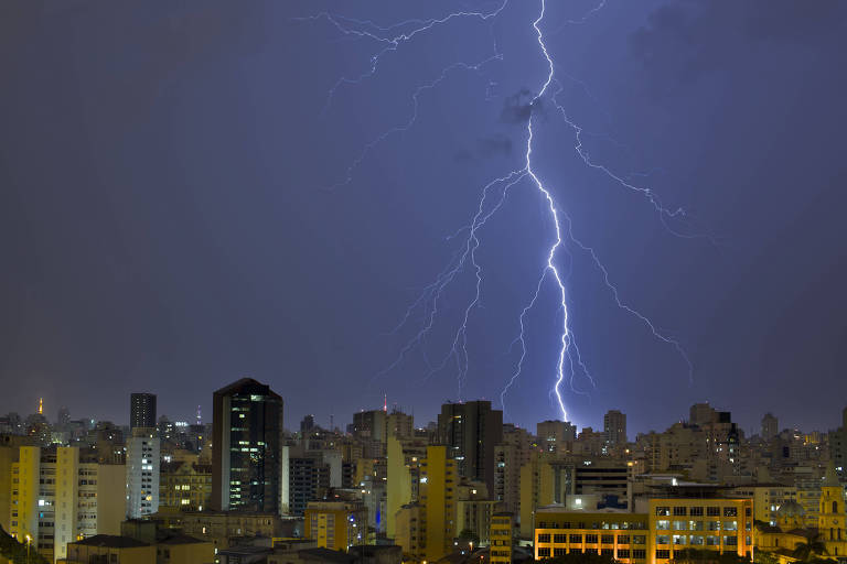 Raio em prédio da capital paulista durante uma tempestade típica de verão; descargas atmosféricas levam perigo aos foliões durante o Carnaval de rua