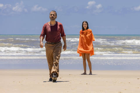 José Inocêncio (Marcos Palmeira) e Mariana (Theresa Fonseca) saem da água. Ele se lembra de Santinha e sai dalí, a deixando confusa.