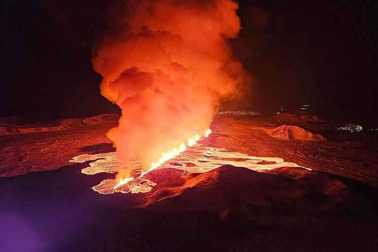 Vulcão na península de Reykjanes, na Islândia, entra em erupção