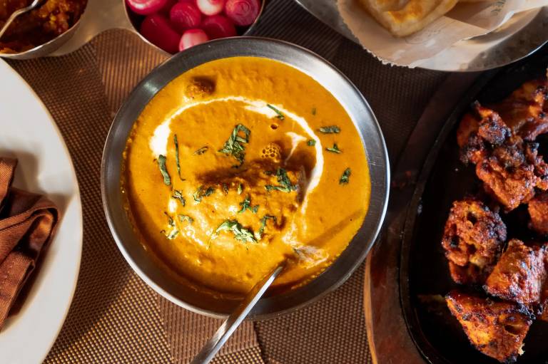 Quem criou o butter chicken, epicentro do grande confronto do curry da Índia?