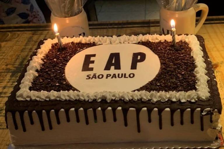 EAP completa 16 anos com bolo e cervejas em pleno Carnaval