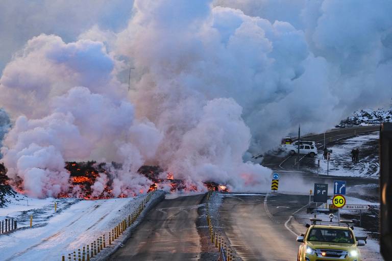 Lava atravessa a estrada que leva ao famoso destino turístico Lagoa Azul, perto de Grindavik, oeste da Islândia
