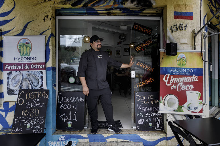 Jair Rojas em frente ao seu restaurante, o Macondo Raízes Colombianas, no bairro de Pinheiros, em São Paulo