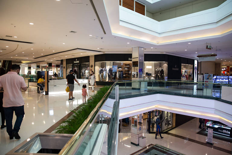 Shoppings do Brás tem filas e movimento fraco em dia de reabertura