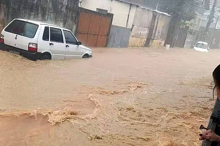 Sob forte chuva, sirenes de alerta são acionadas em Petrópolis (RJ)