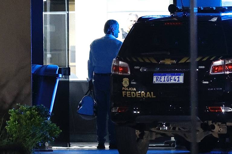 O presidente do PL, Valdemar Costa Neto, chega preso à superintendência da Polícia Federal em Brasília, onde passará a noite após ser preso em flagrante por posse ilegal de arma de fogo