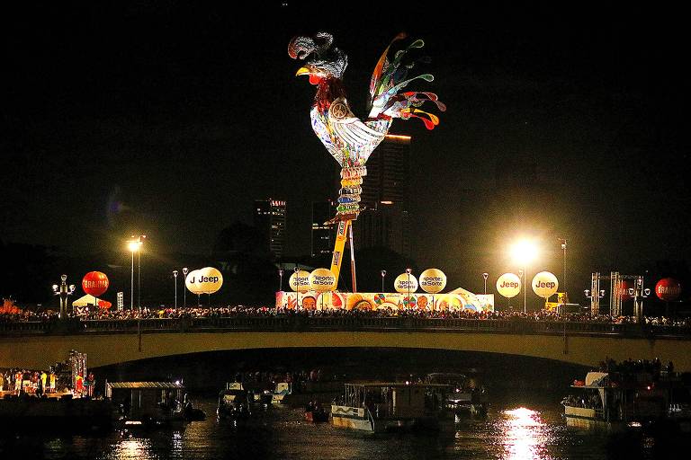 O Galo da Madrugada sobre a ponte Duarte Coelho no centro do Recife