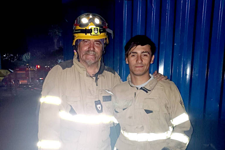 O comediante chileno Paul Vázquez, 56, e o filho, Paul Moyla, 20, combateram os incêndios no Chile lado a lado, como bombeiros voluntários