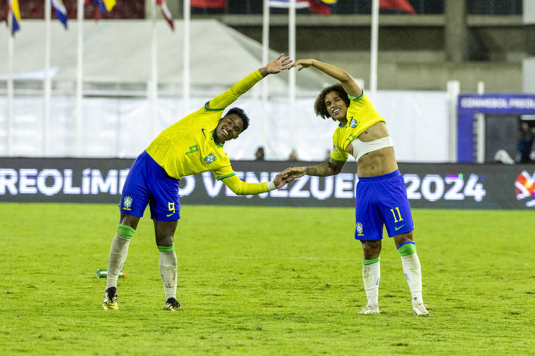 Guilherme Biro (à dir.) comemora seu gol com Endrick, que participou da jogada