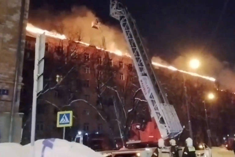 Incêndio atinge prédio residencial em Moscou; veja fotos de hoje