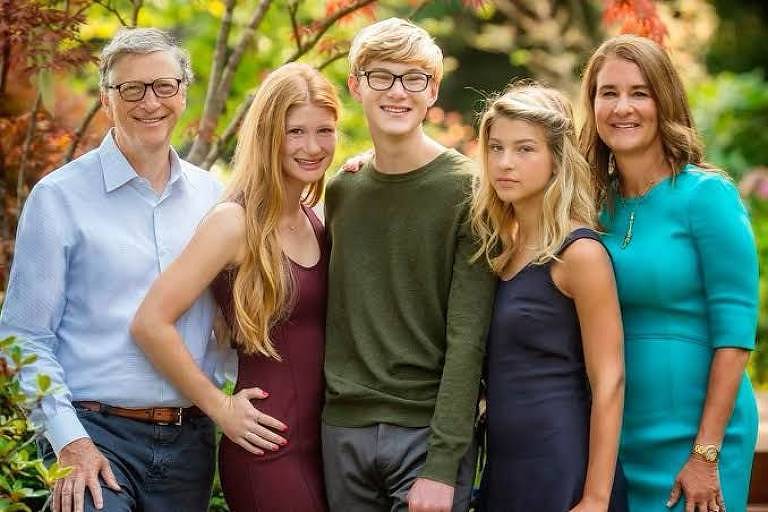 Bill Gates, Melina French e seus filhos, Jennifer, Rory e Phoebe posam para foto sorridentes