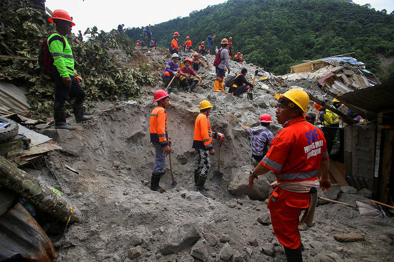 Menina é resgatada nas Filipinas quase 60 horas após deslizamento de terra