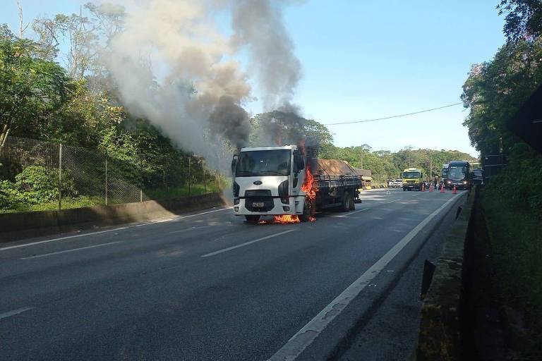 Incêndio em caminhão bloqueia via Anchieta por 1h30 no sentido litoral