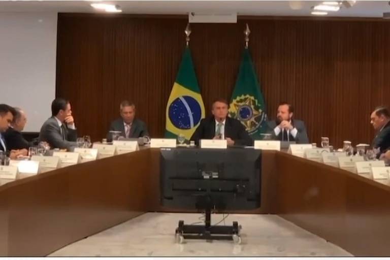 Imagem do vídeo de reunião em que o então presidente Jair Bolsonaro (PL) convoca seus ministros a fazerem "alguma coisa" antes das eleições presidenciais de 2022 para impedir a vitória de Lula.