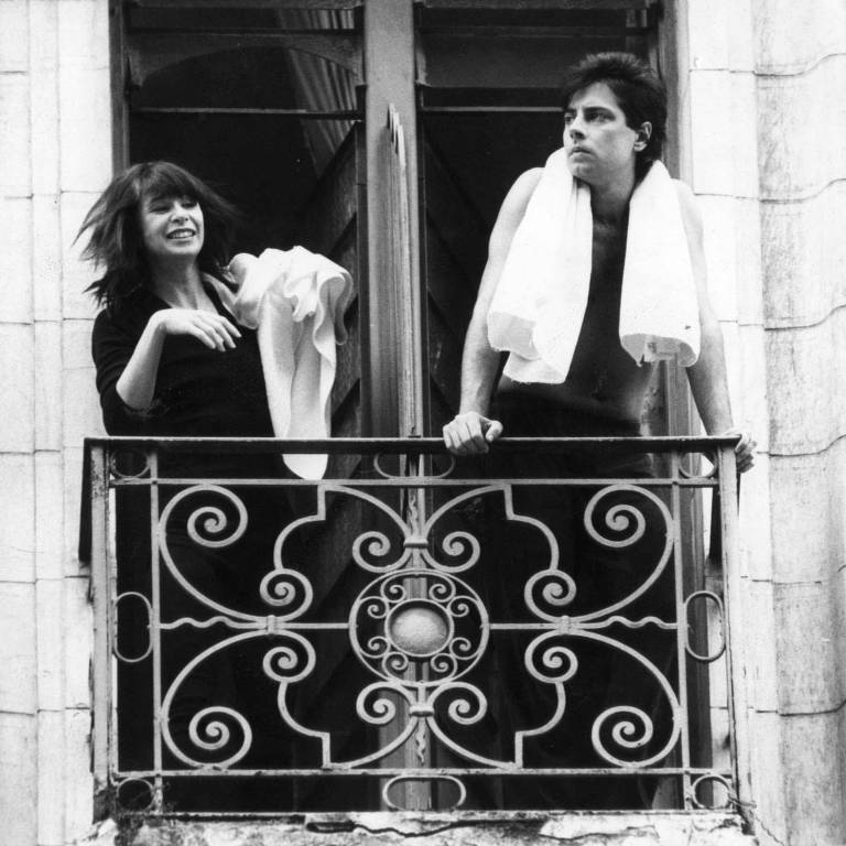 A cantora Rita Lee e seu marido, Roberto de Carvalho, em um casarão da alameda Barão de Limeira, zona central de São Paulo (SP), durante gravação de trechos do videoclipe da música "Vítima", em 1985
