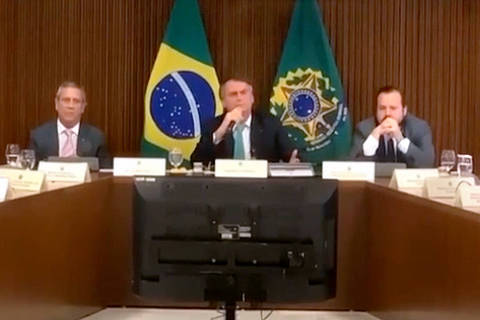 Frame de vídeos apreendidos pela Polícia Federal  no computador do tenente-coronel Mauro Cid, ex-ajudante de ordens de Jair Bolsonaro  (PL), mostram uma reunião em que o ex-presidente convoca seus ministros a fazerem 