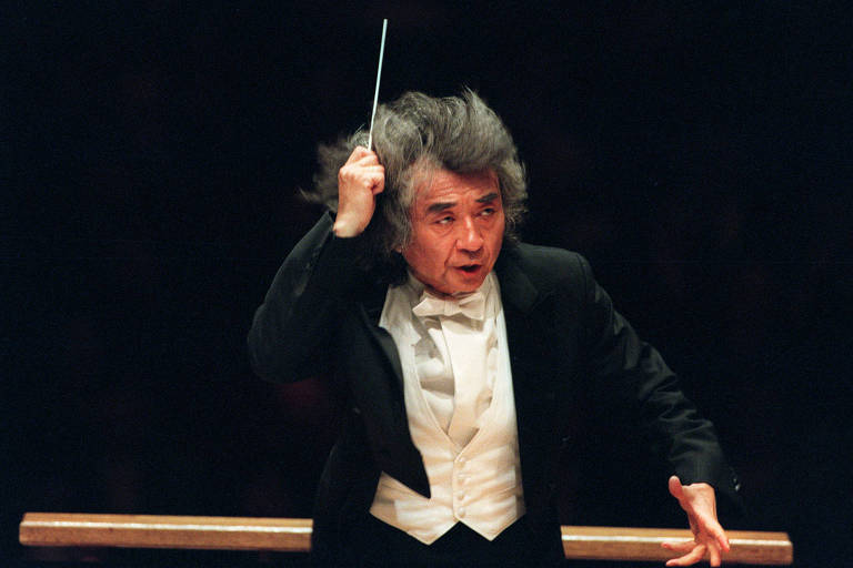 O maestro Seiji Ojawa rege a Orquestra Sinfônica de Boston no Carnegie Hall, em New York, em 1997