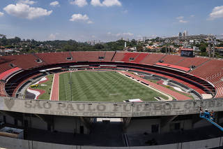 Funcionarios removem letreiro do Sao Paulo Futebol Clube e preparam base  na estrutura para instalar o novo Mobumbis no Estadio do SP