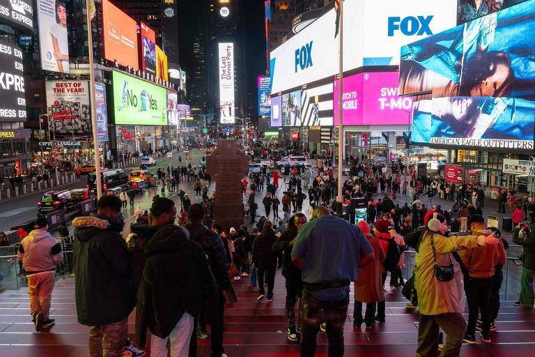 Turistas passeiam pela Times Square, em Nova York