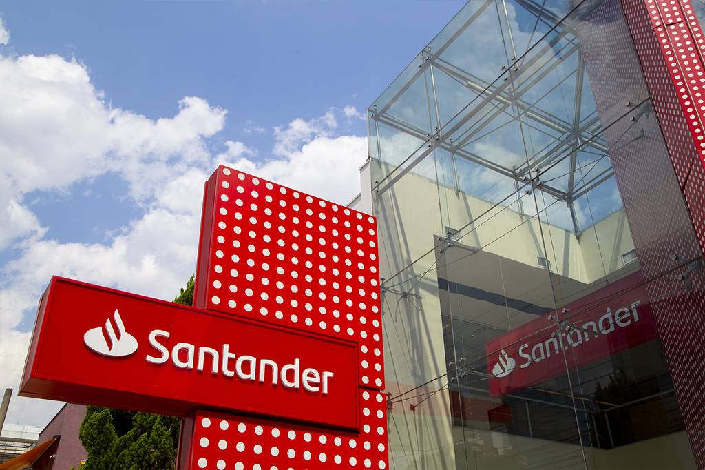 Santander muda estratégia, zera taxas e foca baixa renda