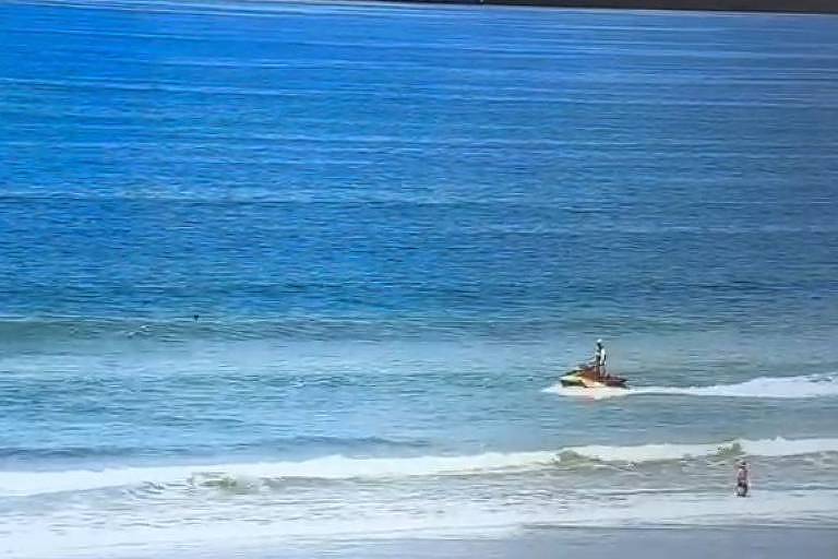 Turista desaparece ao entrar no mar com pranchinha de isopor em Praia Grande