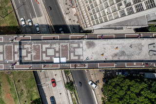 Obra da Prefeitura de reforma do piso do Viaduto Santa Ifigenia no Centro de Sao Paulo