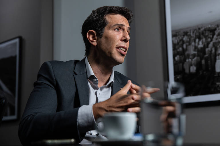 Como professor, ele atuou dez anos nas salas de aula e na gestão de escolas de Educação Básica e também da Educação de Jovens e Adultos (EJA)