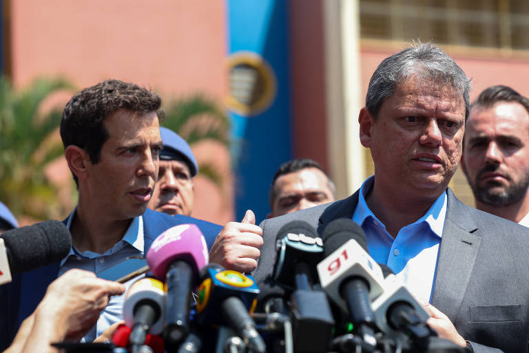 Após críticas sobre a inviabilidade de se usar apenas o material digital e de diversos erros serem encontrados nas apostilas elaboradas pela secretaria, o governo Tarcísio anunciou um recuo parcial e adotou os dois formatos