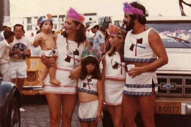 Ex-governador de Pernambuco, Gustavo Krause no Carnaval do Recife, acompanhado da então esposa Cléa. As filha Manoela (no braço da mãe), Daniela (lado direito) e Priscila (meio), atual vice-governadora, acompanham