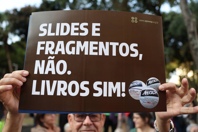 No fim de julho de 2023, a Folha revelou que o secretário decidiu, sem consultar os professores, não receber mais livros didáticos do PNLD (Programa Nacional do Livro Didático), comprados com verbas MEC