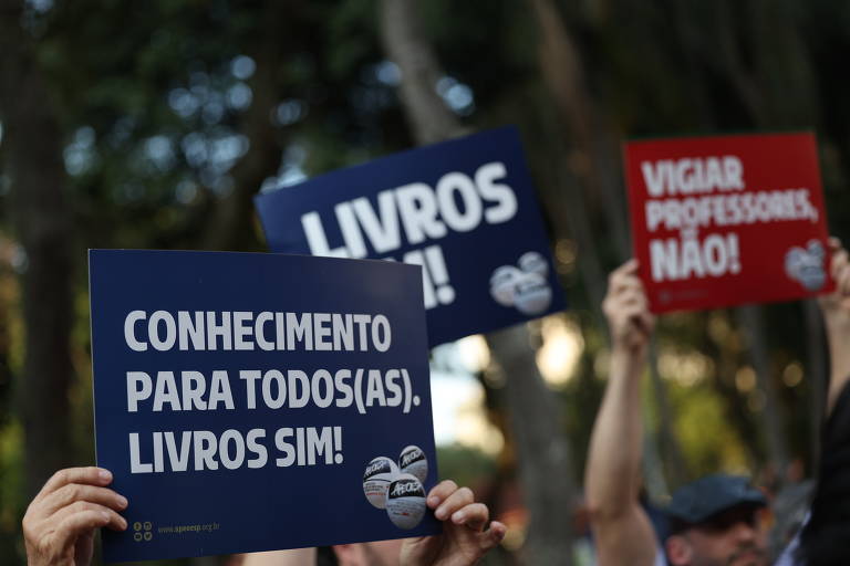 Sua proposta era trocar os livros didáticos impressos por um material digital produzido por sua própria equipe