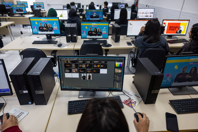 Com a promessa de fazer São Paulo chegar ao primeiro lugar do Ideb, Feder decidiu replicar as medidas que já havia adotado no Paraná, com o processo de digitalização, com a adoção de aplicativos para controlar a frequência dos alunos, plataformas e jogos digitais e priorização de material digital por slides