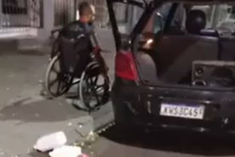 Homem sem as duas pernas é flagrado dirigindo com ajuda de cabo de vassoura no Rio