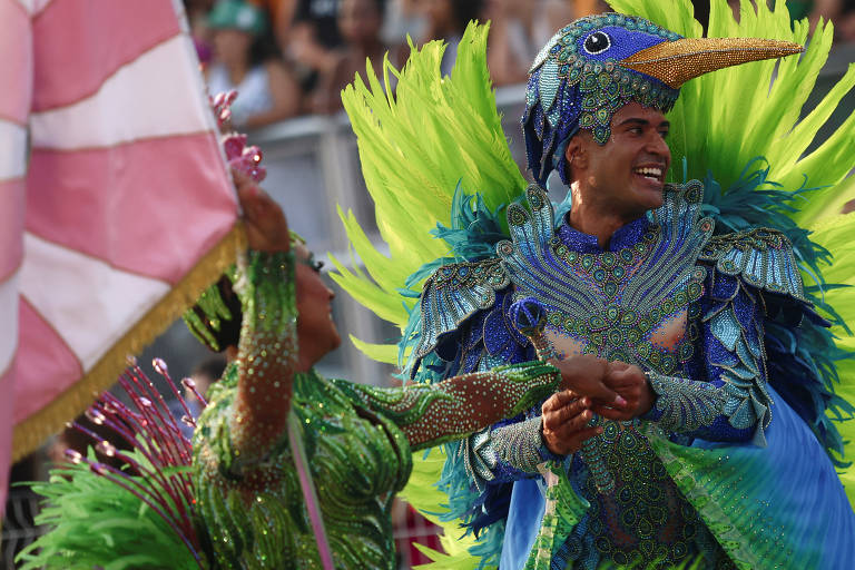 Veja imagens do desfile da Rosas de Ouro no Carnaval 2024