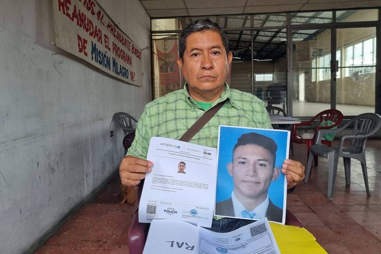 O salvadorenho Reynaldo Vanegas passou a andar com uma pasta de documentos para tentar provar a inocência do filho, Jonathan, preso em dezembro de 2022; ele nunca mais o viu