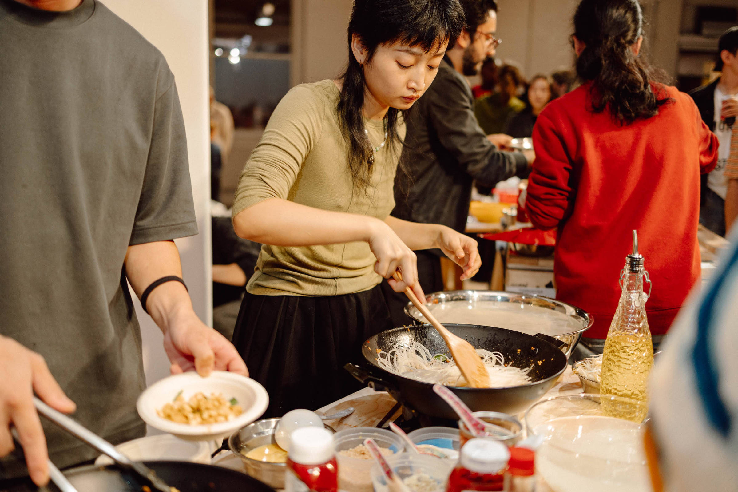Rirkrit Tiravanija convida público a comer curry no MoMA - 10022024 -  Ilustrada - Folha