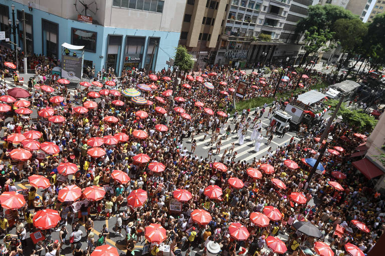 Veja fotos de blocos deste sábado em São Paulo
